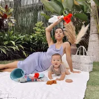 7 Foto Jennifer Bachdim Saat Momong Baby Kiyoji, Bagikan Momen Mandikan Hingga Menyusui