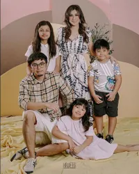 7 Foto Kehangatan Keluarga Nisya Ahmad Dalam Pemotretan Terbaru, Wajah Cantik Makin Mirip Amy Qanita Jadi Sorotan