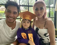 7 Foto Kelulusan El Barack Putra Jessica Iskandar, Pakai Toga Meski Wisuda di Rumah Aja