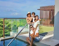 7 Foto Liburan Keluarga Nana Mirdad dan Andrew White di Hotel Mewah Bali, Dinner - Dansa Romantis