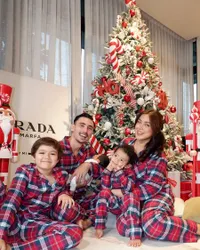 7 Foto Pemotretan Natal Keluarga Jessica Iskandar dan Vincent Verhaag, Si Bungsu Ikut Mejeng Meski Wajahnya Masih Dirahasiakan