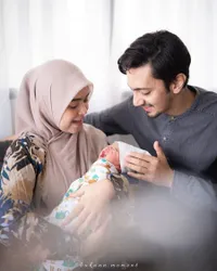 7 Foto Pemotretan Pertama Keluarga Kecil Vebby Palwinta Bareng Sang Suami dan Anak, Harmonis Banget!