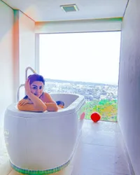 7 Foto Selvi Kitty Mandi Bareng Anak dalam Bathtub, Pose Topless dan Body Mulusnya Curi Perhatian
