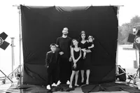 9 Foto Terbaru Pemotretan Keluarga Adinda Bakrie, Mesra Bareng Suami - Pesona Anak Gadisnya Curi Perhatian