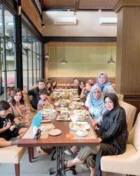 7 Foto Ultah Amy Qanita Ibunda Raffi Ahmad, Tetap Happy Meski Tak Ikut ke Luar Negeri