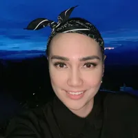 7 Gaya Feby Febiola Bikin Kepala Gundul Tetap Fabulous, Paka Syal Sampai Rambut Palsu