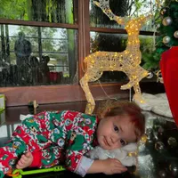 7 Gaya Kamari Anak Jennifer Coppen Depan Pohon Natal Pakai Piyama Imut dengan Banyak Kado