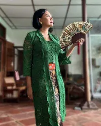 7 Gaya Kondangan Dian Nitami Tanpa Anjasmara, Cantik Pakai Kebaya Hijau Ditemani Sang Anak