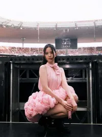 7 Gaya Manis Jisoo BLACKPINK dengan Berbagai Dress, Stylish dan Konsisten Cantik
