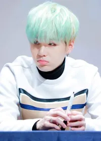 7 K-Pop Idol Ini Makin Ganteng dengan Rambut Warna Mint, Suga BTS Sampai Chenle NCT Dingin-Dingin Segar Bak Es Degan!