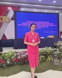 7 Potret Kadek Devi Cantik Pakai Seragam Bhayangkari, Dampingi Suami Terima Ijazah Sespimmen Polri