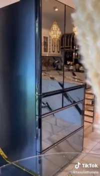 7 Kulkas Selebriti yang Nggak Bakal Bisa Kebeli Sama Kita-Kita, Harganya Setara DP Rumah Baru!