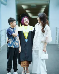 7 Potret Mbak Lala Akhirnya Wisuda S1, Didampingi Nagita Slavina hingga Rafathar - Lulus dengan IPK 3,57