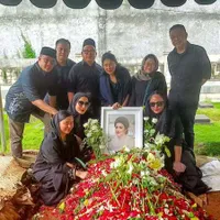 7 Momen Dede Yusuf Mengantarkan Sang Ibu Rahayu Effendi, Jimatku Telah Berpulang ke Pusara Abadi