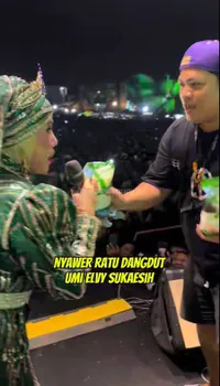 7 Momen Elvy Sukaesih Disawer Sembako Saat Nyanyikan Lagu Gula-Gula, Beda Dari yang Lainnya