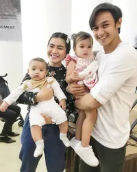 7 Momen Felicya Angelista dan Caesar Hito Gendong Bayi, Emang Udah Cocok Nih!