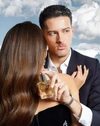 7 Momen Justin Hubner Lakukan Pemotretan Parfum, Model yang Dipeluk Mesra Bikin Kepo