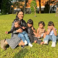 7 Momen Kris Dayanti Ngemong Ameena dan Azura Selama Aurel & Atta Liburan, Jaga Cucu dengan Baik