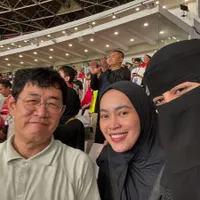 7 Momen Ummi Pipik Nonton Timnas di GBK, Foto Bareng 'Pakde' STY hingga Artis Korsel Lee Kyung Kyu