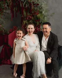 7 Pemotretan Keluarga Rianti Cartwright Sambut Natal 2024, Tawa Si Kecil yang Imut Bikin Candu