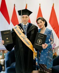 7 Penampilan Aliya Rajasa di Wisuda Doktor Ibas Yudhoyono, Kebaya Cantik yang Dipakai Begitu Penuh Makna