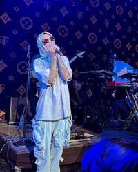 7 Penampilan Justin Bieber Kenakan Hijab Saat Sedang Manggung, Disindir Netizen Sedang Hijrah Hingga Diberi Nama 'Justinah Bieberiah'