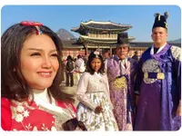 7 Pesona Bella Saphira di Korea, Senyumnya Manis & Makin Cantik Pakai Hanbok
