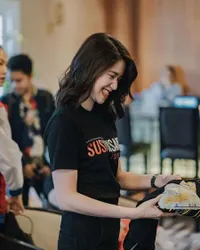 7 Pesona Laura Basuki di Umur 32 Tahun, Cantiknya Tak Pudar Malah Awet Muda