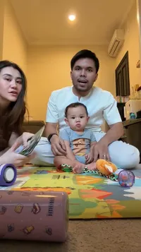7 Potret Aaliyah Massaid Unboxing THR yang Didapat Arash, Ada yang Ngasih Dollar