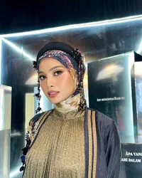 7 Potret Acha Septriasa di Fashion Show Koleksi Rancangan Zaskia Sungkar, Tampil Cantik Menawan - Sempat Dibenahi Hijabnya