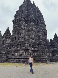 7 Potret Acha Septriasa Jalan-jalan ke Candi Prambanan, Tampil Santai Tapi Tetap Menawan