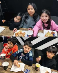 7 Potret Adik Cowok Yasmine Wildblood yang Masih Kecil, Ganteng Banget Seumuran Anak-Anaknya