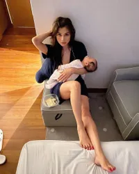 7 Potret Adinda Bakrie Momong Baby Korra, Sambil Yoga dan Pakai Bikini di Pinggir Kolam - Hot Mom Banget!