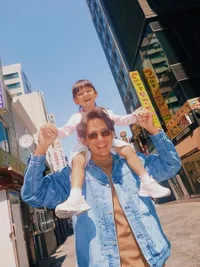 7 Potret Adipati Dolken Liburan ke Korea Bareng Istri dan Anak, Pakai Outfit Senada