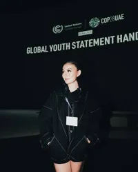 7 Potret Agnez Mo Jadi Perwakilan Indonesia Dalam Konferensi Perubahan Iklim di Dubai, Anggun Kenakan Batik