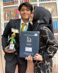 7 Potret Ahmad Faiz Anak Sambung Meggy Wulandari, Disayang Seperti Putra Kandung - Baru Saja Lulus SMA