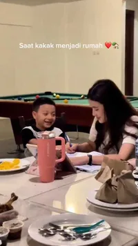 7 Potret Air Rumi Anak Irish Bella yang Lengket Banget ke Kakak Sambung