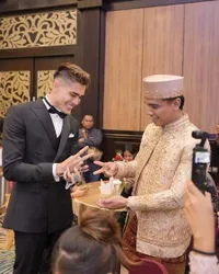 7 Potret Aisar Khaled & Fadly Faisal Asik Suit di Nikahan Frans Faisal, Tunjukkan Interaksi Akrab Jauh dari Rumor Sindir-Sindiran