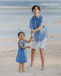 7 Potret Akrab Dua Anak Farah Quinn yang Ganteng & Cantik, Gendong dan Kecup Hangat - Main Layangan Bareng di Pantai