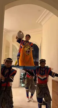 7 Potret Aksi Betrand Peto Bangunkan Sahur Ruben Onsu, Pakai Sisingaan