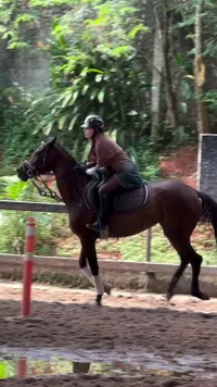7 Potret Aksi Celine Evangelista Berkuda Pakai Abaya, Tetap Syar'i