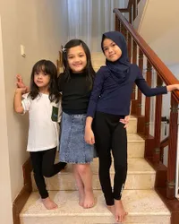 7 Potret Aleena Anak Olla Ramlan yang Mulai Belajar Kenakan Hijab Sedari Kecil - Fashionable Seperti Sang Mama