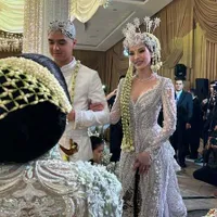 7 Potret Alyssa Daguise Pakai Kebaya Putih dan Siger Sunda di Momen Akad Nikah, Anggun Banget - Bikin Pangling