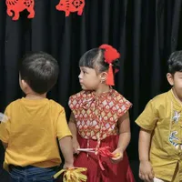 7 Potret Ameena Tampil di Acara Imlek bersama Teman-Temannya, Cantik Kenakan Kostum Serba Merah - Menari di Atas Panggung