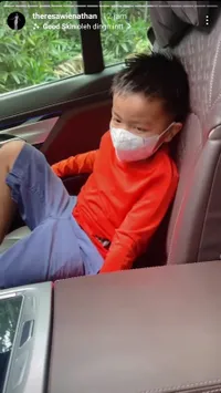 7 Potret Anak Nia Ramadhani Asyik Kuasai Mobil Mewah Ayahnya yang Kini Buat Antar Les, Kocak Banget Ada Penyimpanan Rahasia yang Diisi Mainan