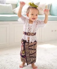 7 Potret Anak Selebritis Rayakan Hari Kartini, Gemas Pakai Baju Adat Mungil - Berpose Cantik di Depan Kamera