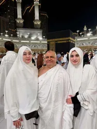 7 Potret Angbeen Rishi Jalani Umrah di Bulan Ramadan, Cantik Kenakan Hijab