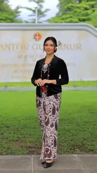 7 Potret Angela Gilsha Kenakan Pakaian Adat Jawa, Tampil Sangat Memukau