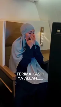 7 Potret Angelina Sondakh Berangkat Umrah Pertama Kali Sejak Mualaf Tepat di Hari Ulang Tahunnya, Ditemani Keanu Putra Tersayang