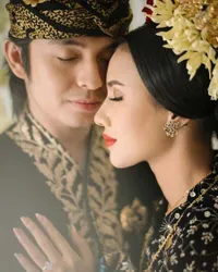 7 Potret Angga Yunanda & Shenina Cinnamon Prewedding Pakai Baju Adat, Netizen Sampai Capek-Prilly Minta Gdrivenya Aja